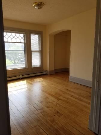 1303 North Milwaukee Street Milwaukee, WI 53202 - Photo 7 of 8 Living Room