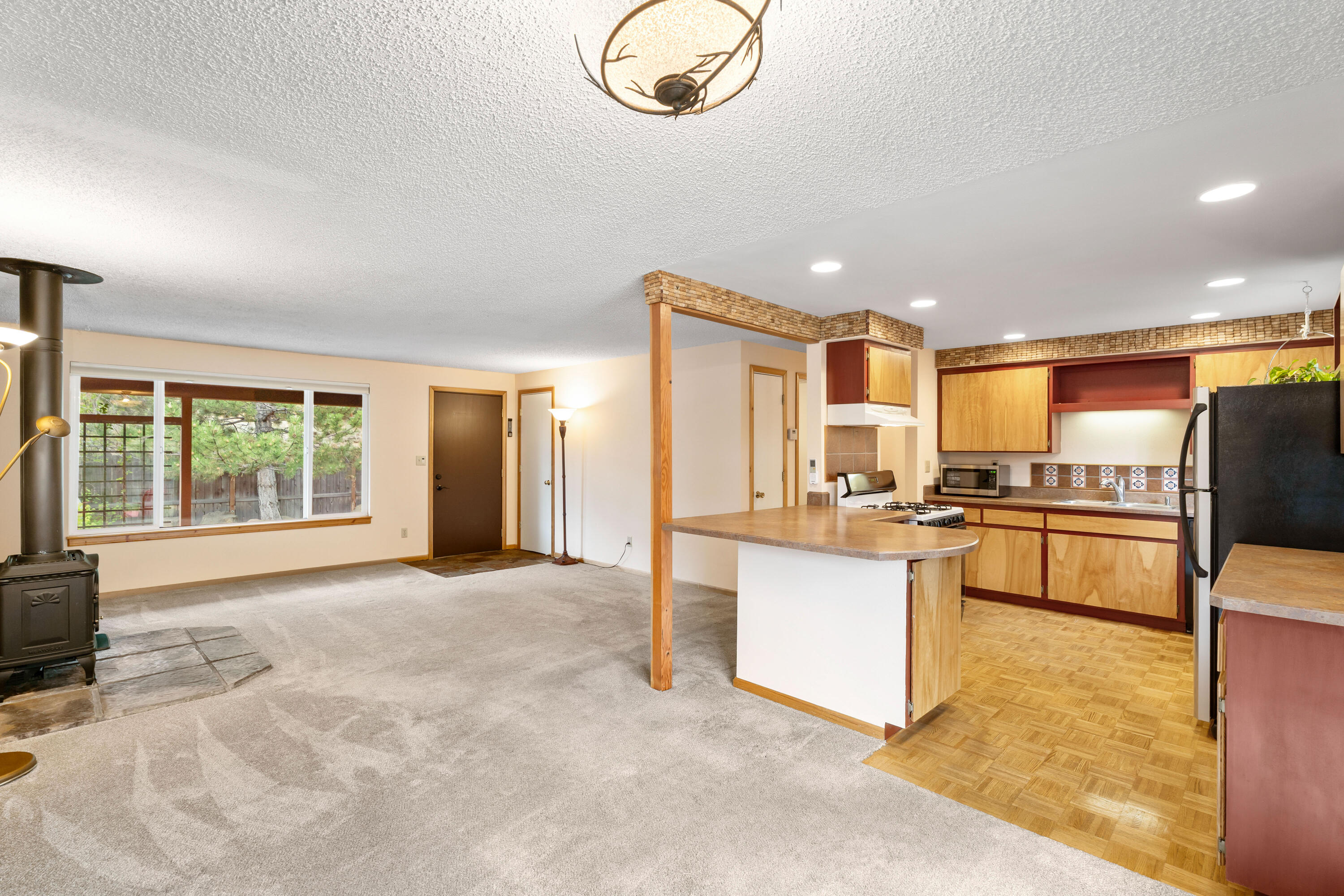 1627 Northeast Bear Creek Road Bend, OR 97702 - Photo 11 of 46 .