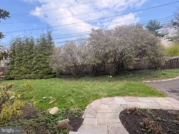 a view of a backyard with pathway