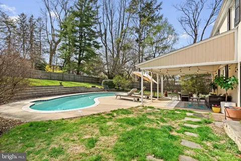 a view of a backyard with pathway