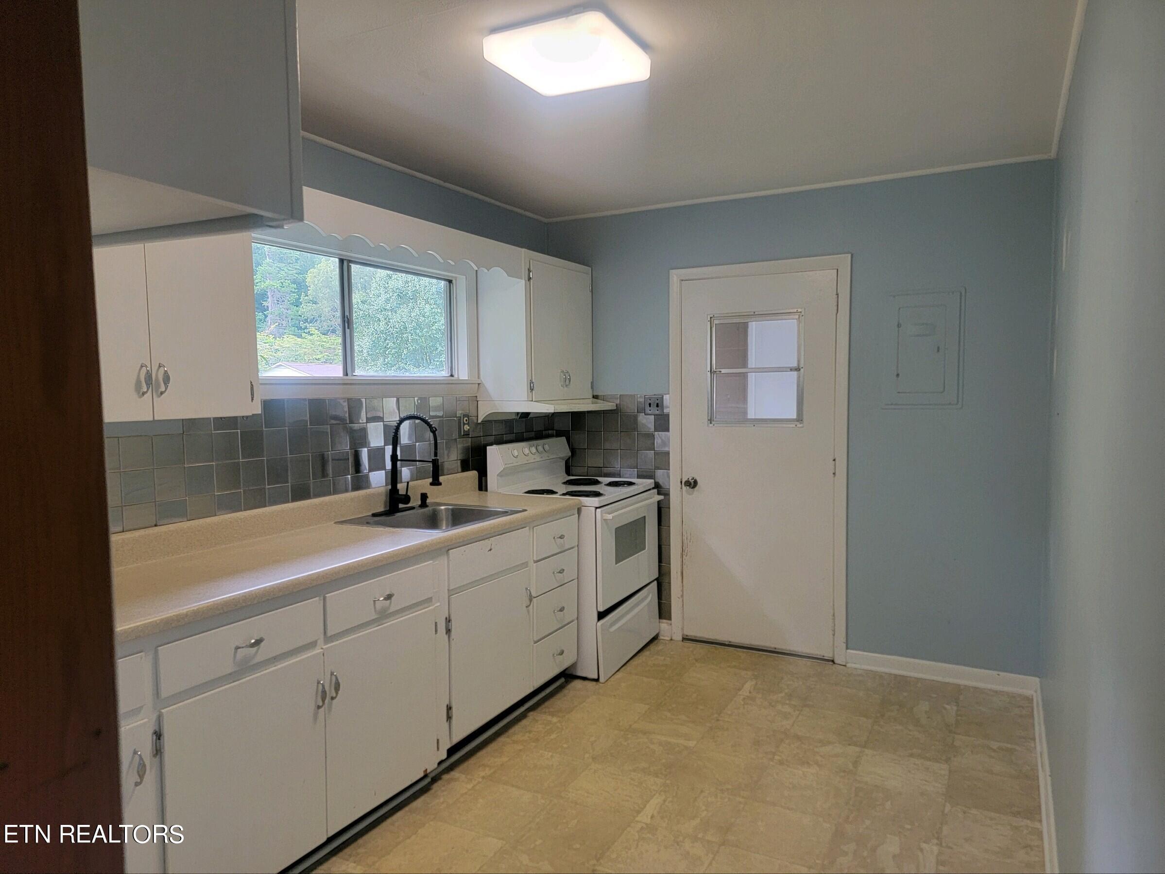 358 Walnut Street Spring City, TN 37381 - Photo 2 of 16 29954