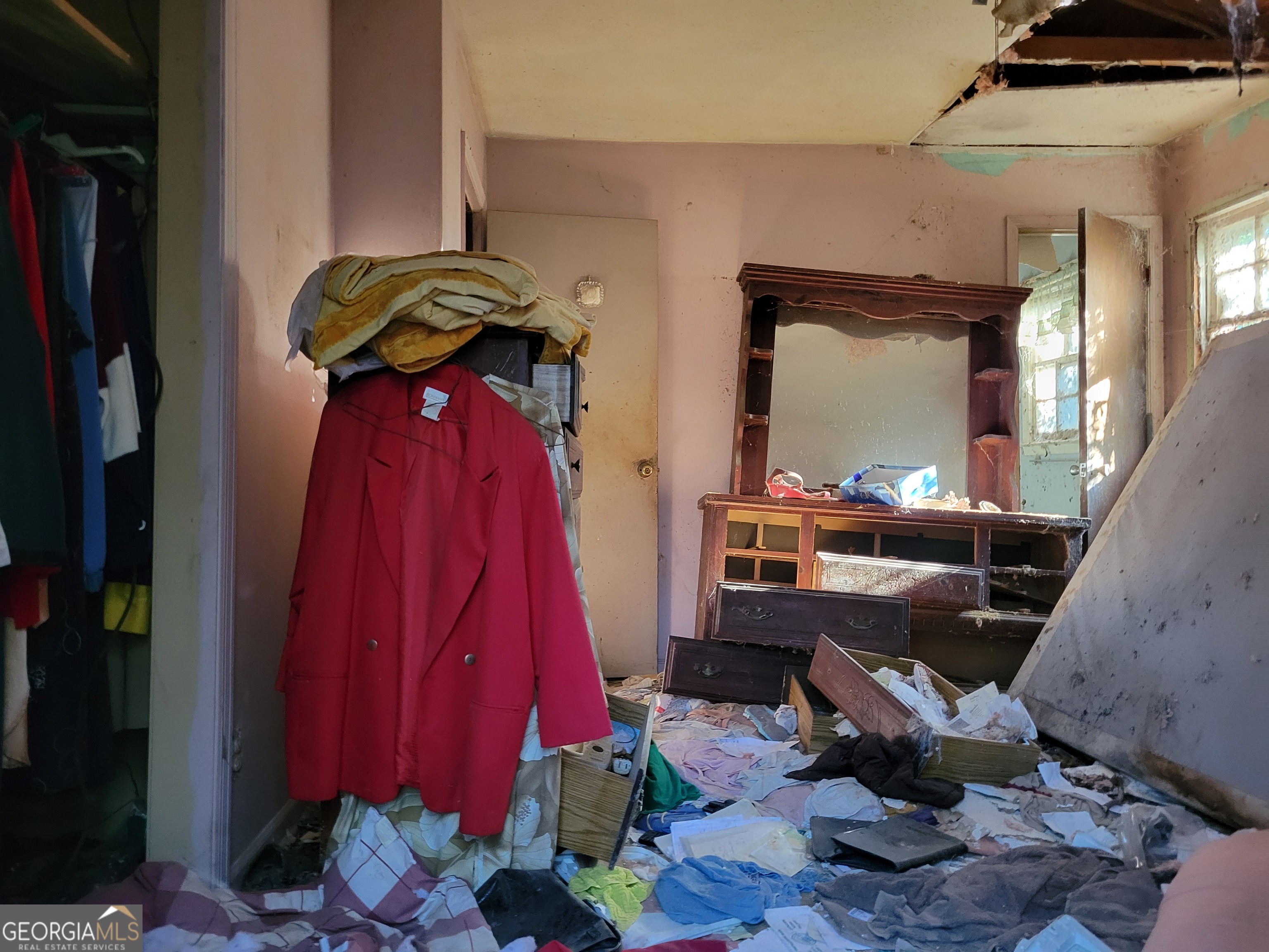 11 Zanders Avenue McRae-Helena, GA 31055 - Photo 11 of 15 a living room with furniture and a mirror