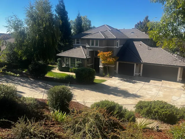 a view of a backyard of the house