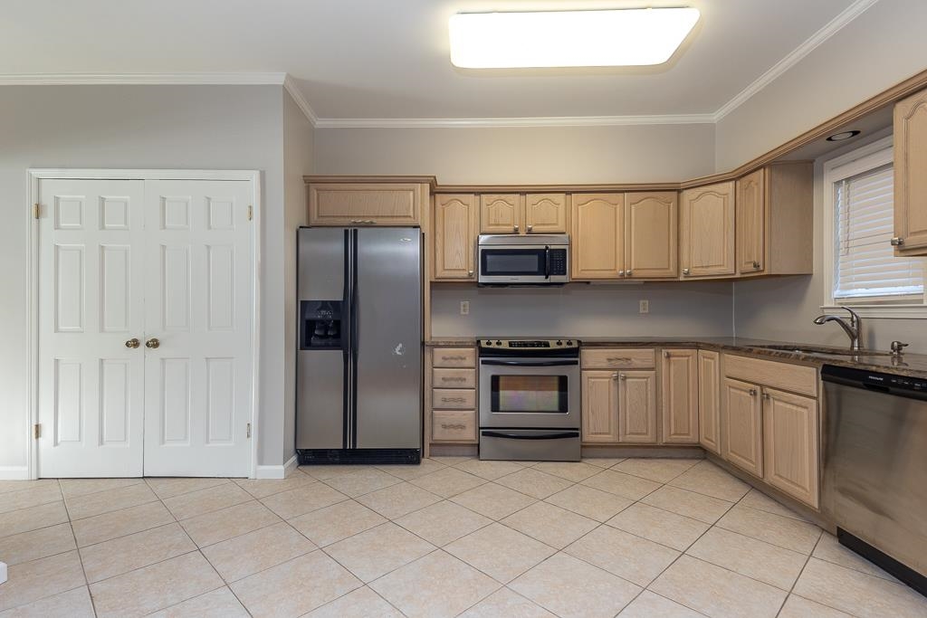 1806 Kimbrough Road Germantown, TN 38138 - Photo 7 of 26 a kitchen with stainless steel appliances granite countertop a refrigerator and a sink