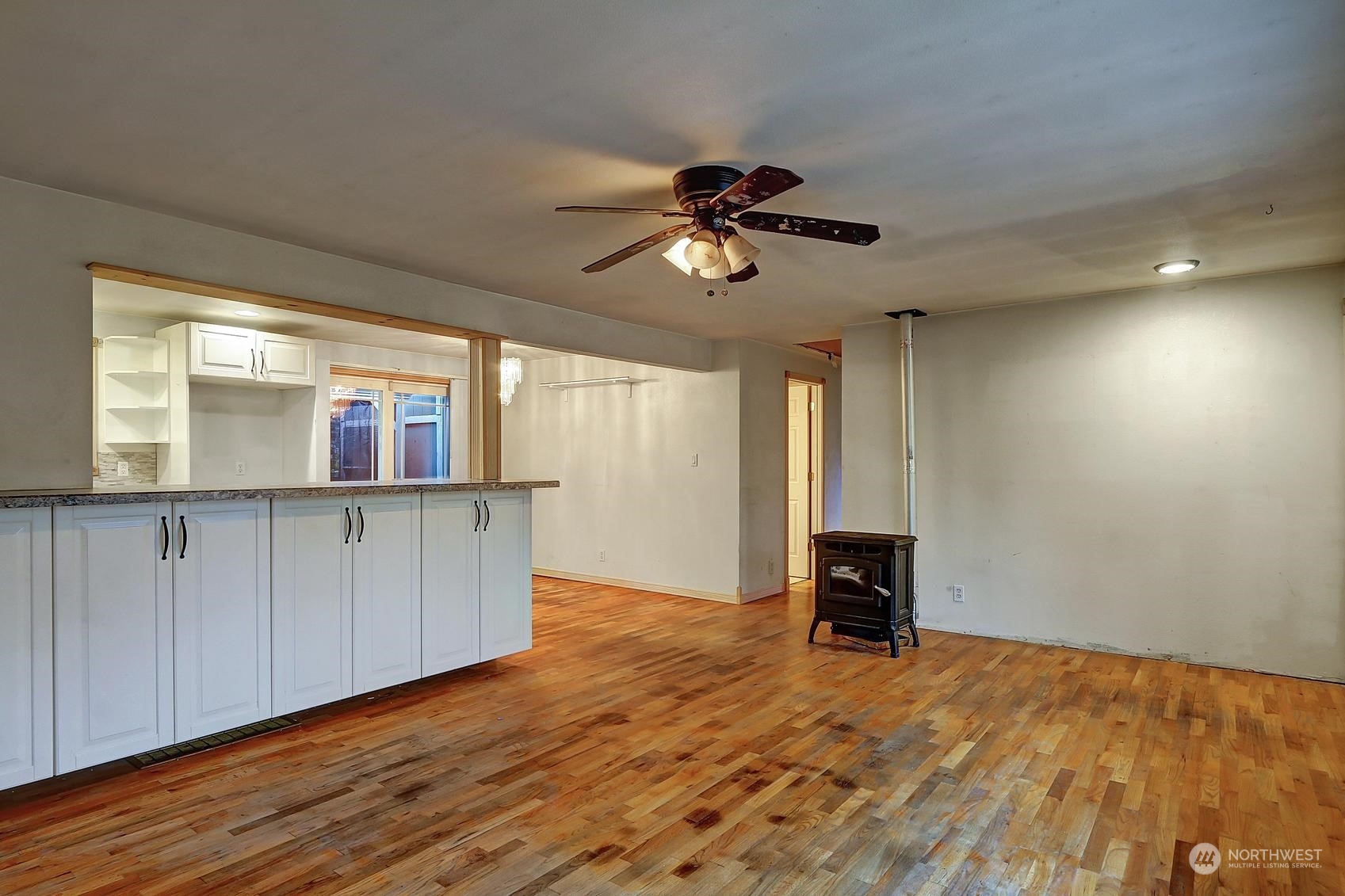 7501 Dumar Way Southwest Seattle, WA 98106 - Photo 4 of 23 Gallery Image 4