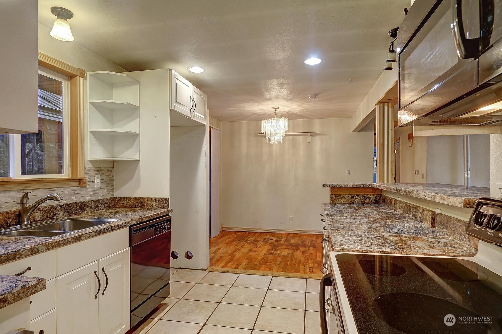 7501 Dumar Way Southwest Seattle, WA 98106 - Photo 8 of 23 Gallery Image 8
