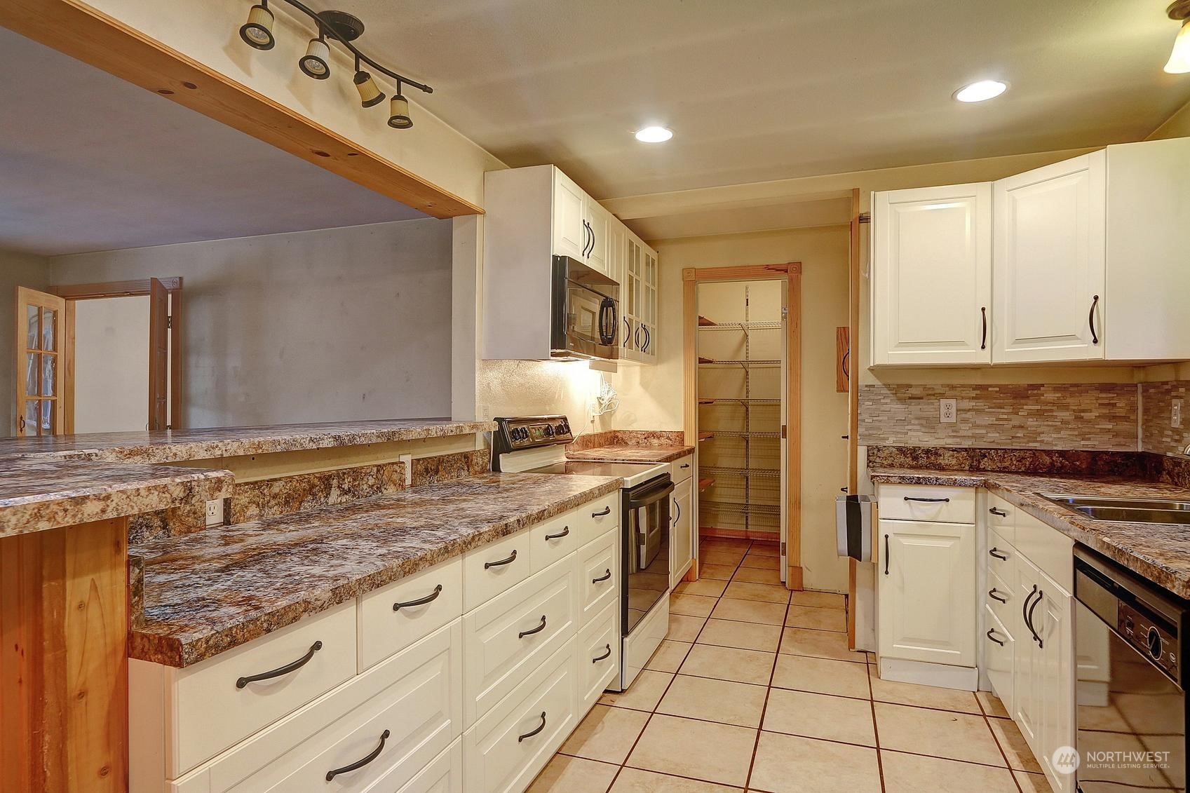 7501 Dumar Way Southwest Seattle, WA 98106 - Photo 9 of 23 Gallery Image 9