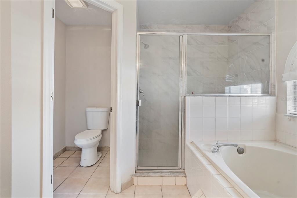 565 Pinehurst Cove Kissimmee, FL 34758 - Photo 18 of 36 a bathroom with a toilet and a bathtub