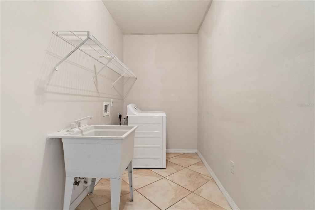 565 Pinehurst Cove Kissimmee, FL 34758 - Photo 24 of 36 a utility room with dryer and washer