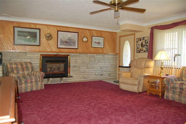 399 West Temperance Road Temperance, MI 48182 - Photo 8 of 18 LIVING ROOM
