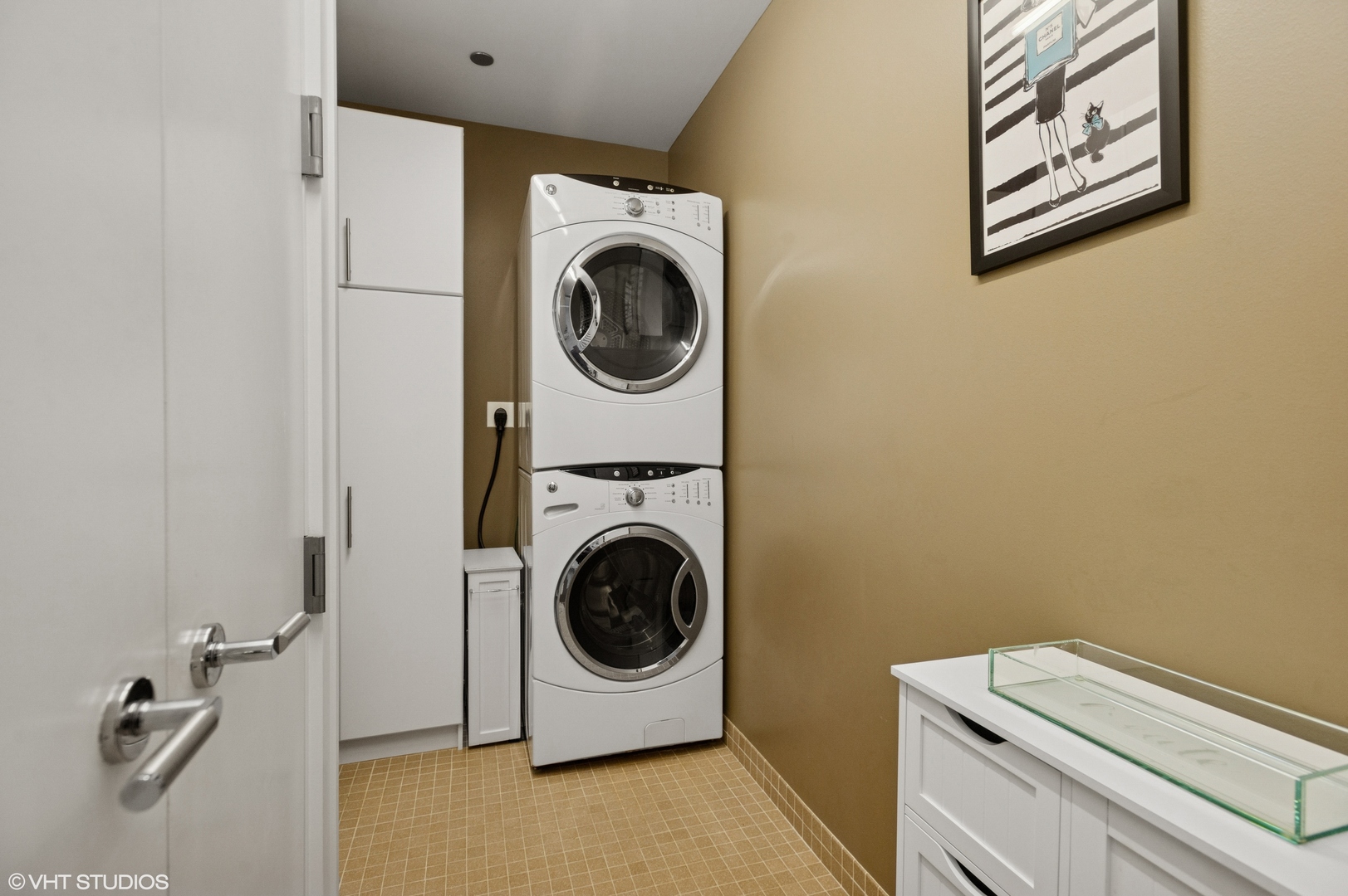 401 North Wabash Avenue, Unit 44F Chicago, IL 60611 - Photo 20 of 26 a utility room with dryer and washer