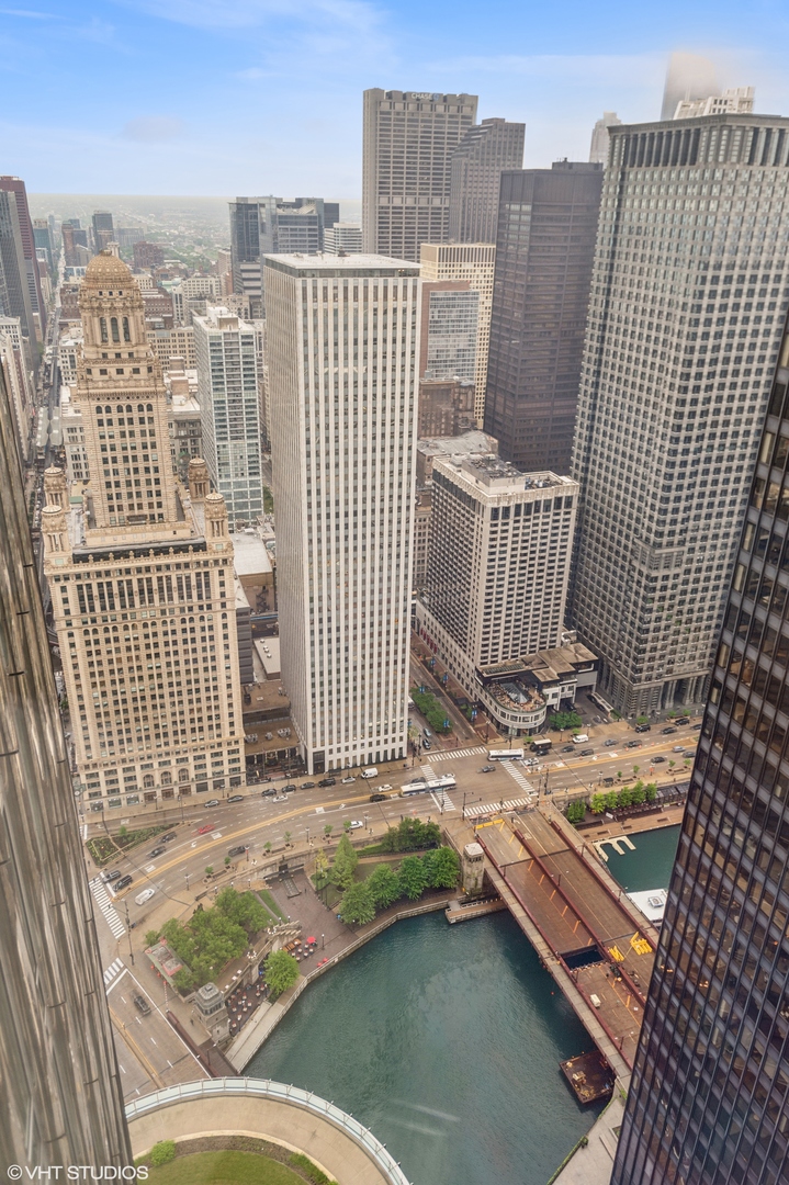 401 North Wabash Avenue, Unit 44F Chicago, IL 60611 - Photo 21 of 26 a view of a building from a terrace