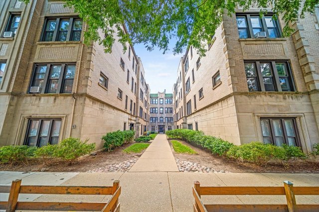 631 West Roscoe Street, Unit M2 Chicago, IL 60657 - Photo 1 of 17