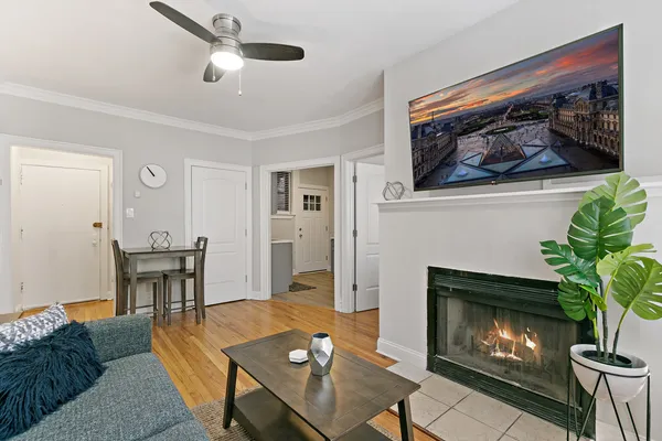 $2,195 | 631 West Roscoe Street, Unit M2, Chicago, IL 60657