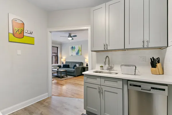 $2,195 | 631 West Roscoe Street, Unit M2, Chicago, IL 60657