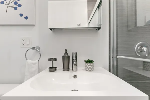 $2,195 | 631 West Roscoe Street, Unit M2, Chicago, IL 60657