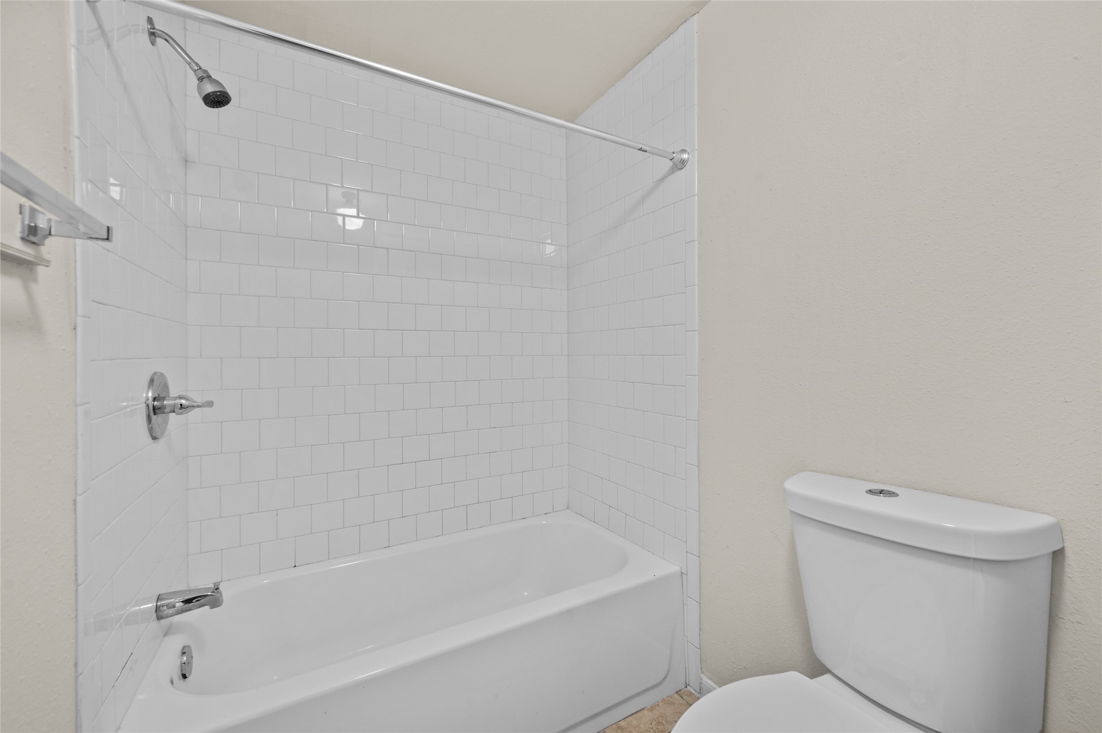 5718 Val Verde Street, Unit 7 Houston, TX 77057 - Photo 13 of 23 a bathroom with a toilet and a bathtub
