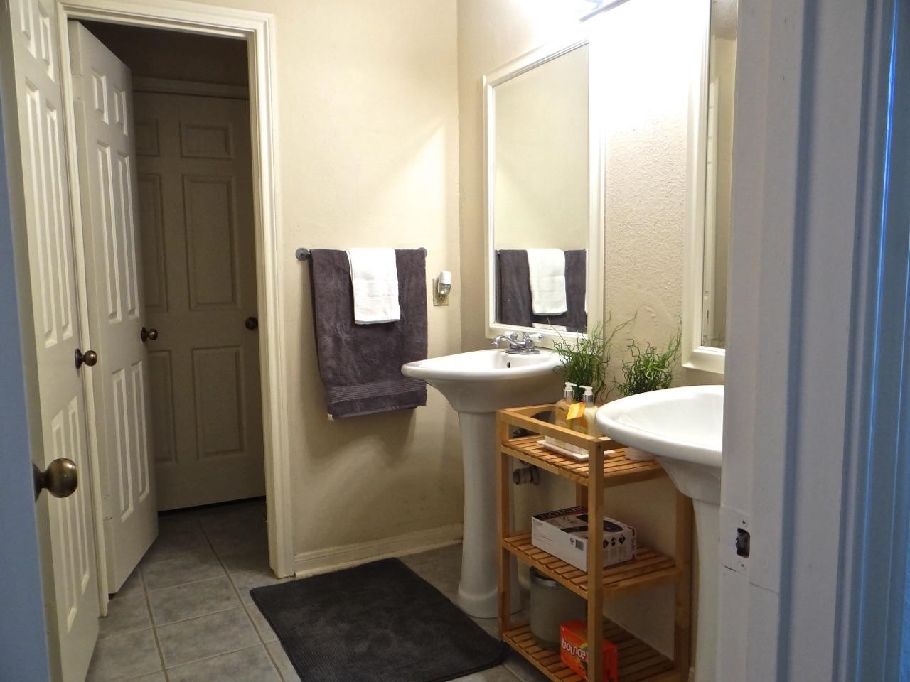 5718 Val Verde Street, Unit 7 Houston, TX 77057 - Photo 23 of 23 a bathroom with a sink and a mirror