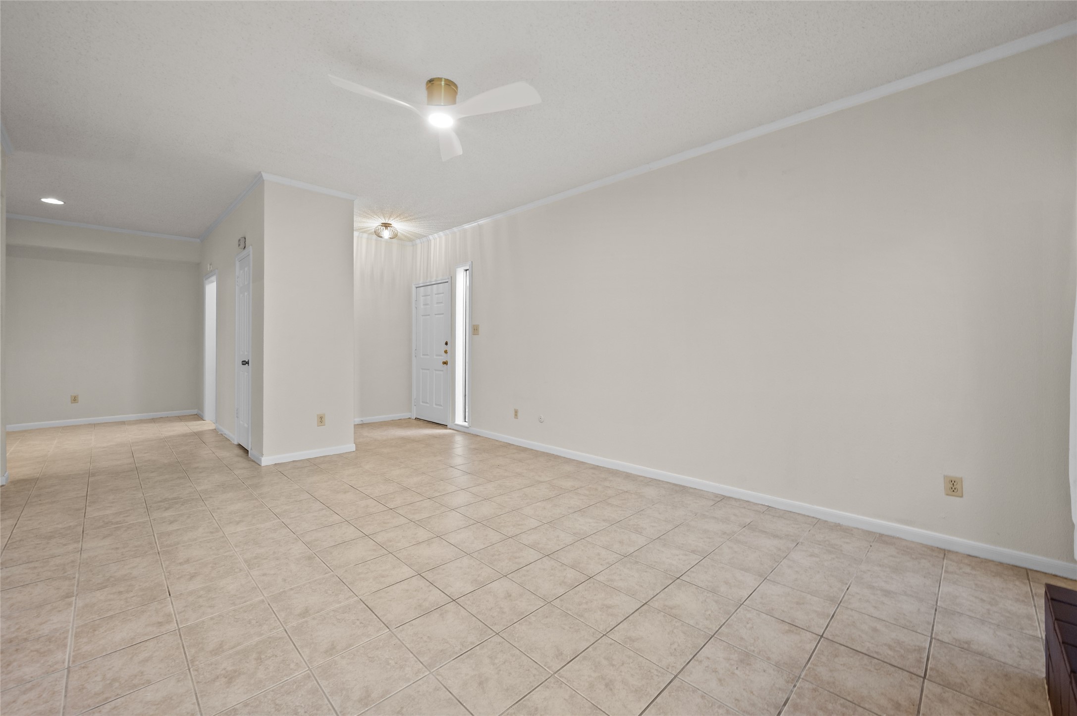 5718 Val Verde Street, Unit 7 Houston, TX 77057 - Photo 3 of 23 a view of an empty room