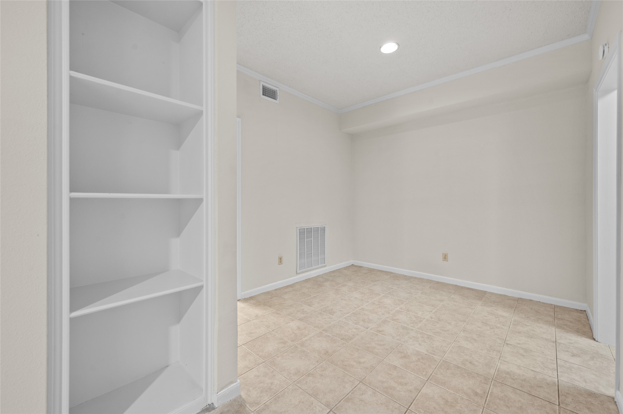5718 Val Verde Street, Unit 7 Houston, TX 77057 - Photo 4 of 23 a view of an empty room