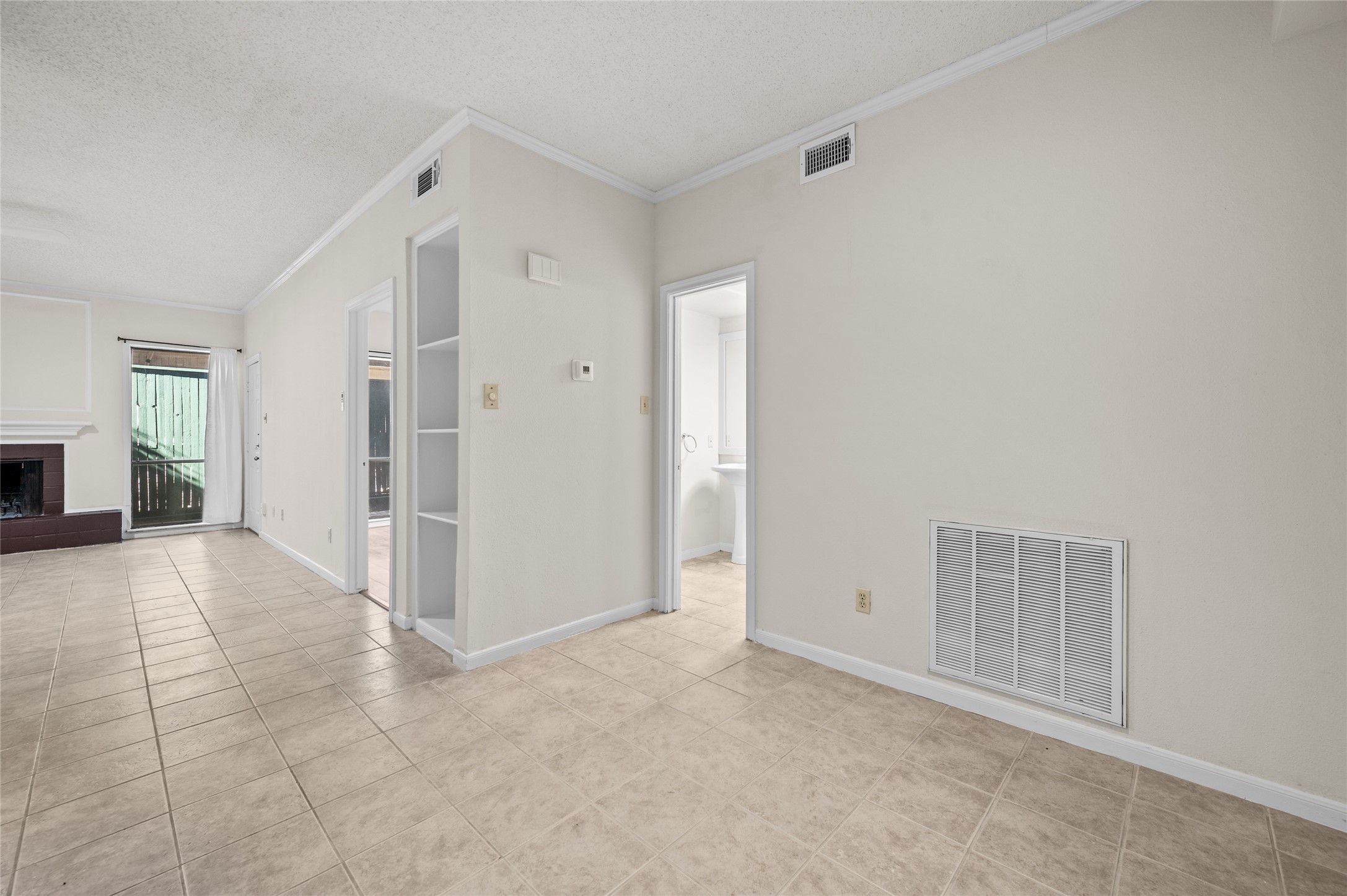 5718 Val Verde Street, Unit 7 Houston, TX 77057 - Photo 5 of 23 an empty room with windows and wardrobe