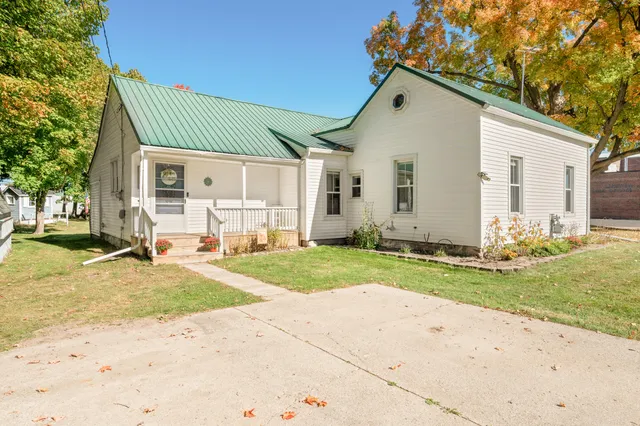 $180,000 | 130 4th Street, Lakeview, MI 48850