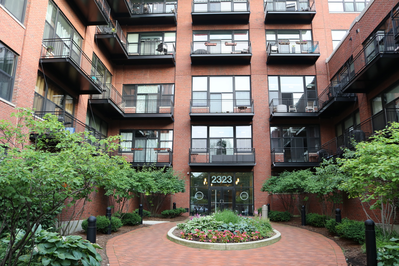 a view of an house with backyard and plants