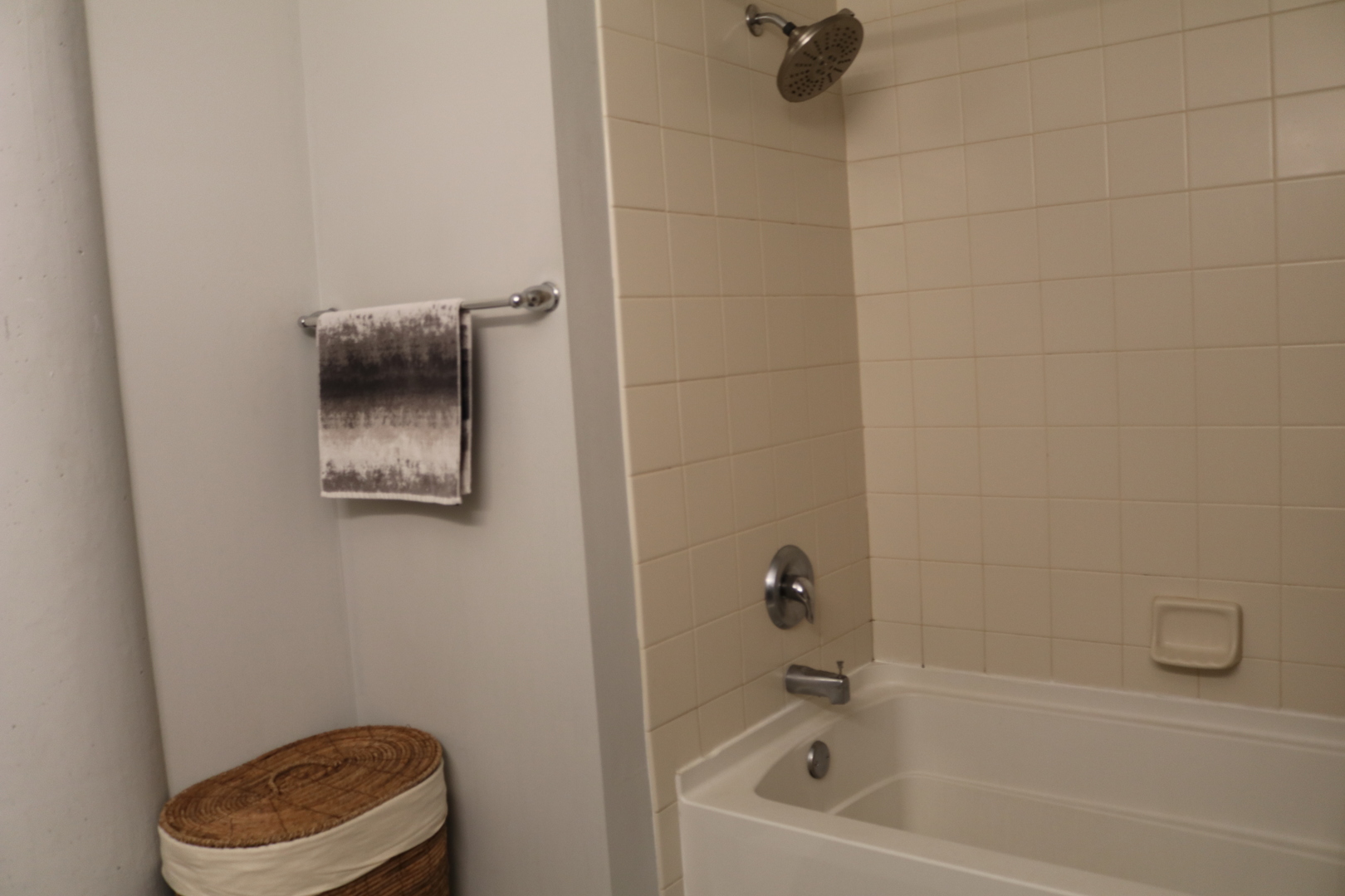 2323 West Pershing Road, Unit 319 Chicago, IL 60609 - Photo 31 of 39 a bathroom with a tub