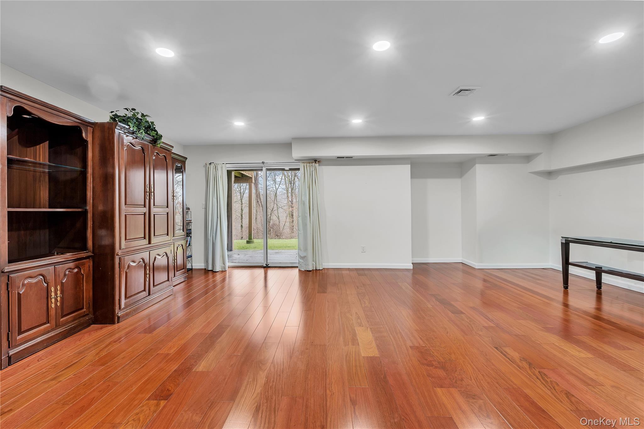 172 Ridgeview Lane Yorktown Heights, NY 10598 - Photo 20 of 32 Large walk-out lower level Family Room.