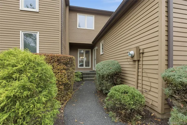 $625,000 | 172 Ridgeview Lane, Yorktown Heights, NY 10598