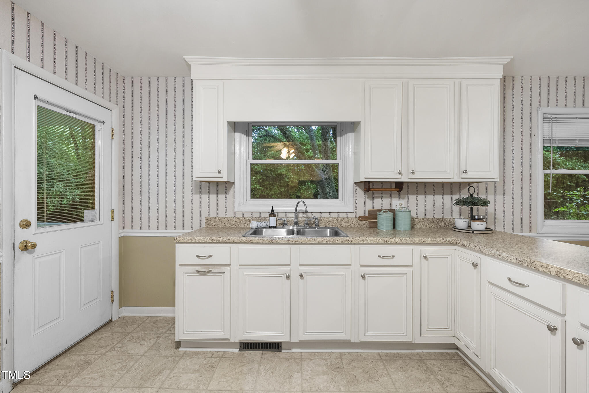 3609 Oates Drive Raleigh, NC 27604 - Photo 6 of 26 DSC09266