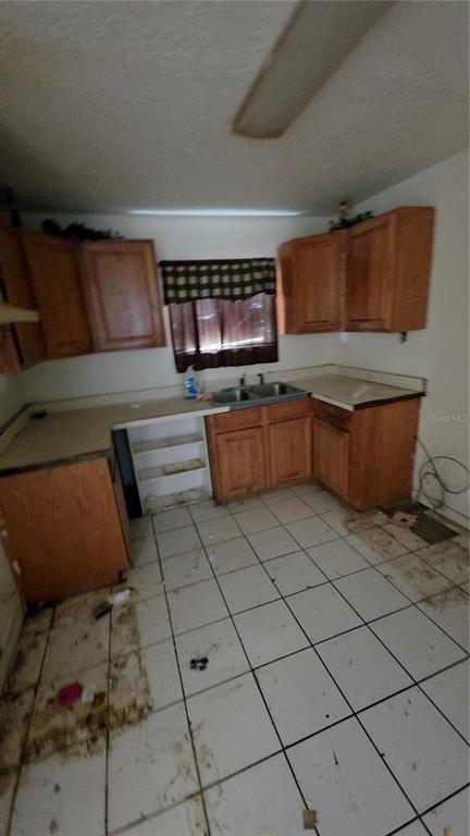 216 Northwest 4th Avenue Mulberry, FL 33860 - Photo 17 of 45 a kitchen that has a sink and a stove in it