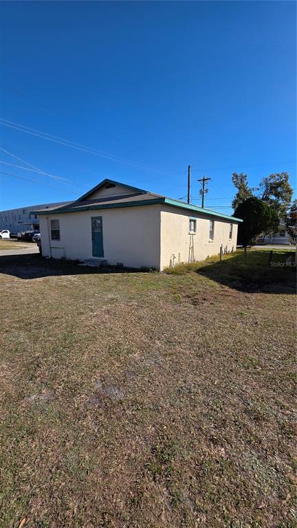 216 Northwest 4th Avenue Mulberry, FL 33860 - Photo 42 of 45 a view of a yard with an ocean