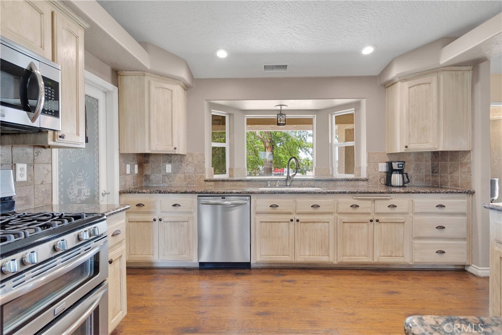 9525 Cambria Road Phelan, CA 92371 - Photo 11 of 59