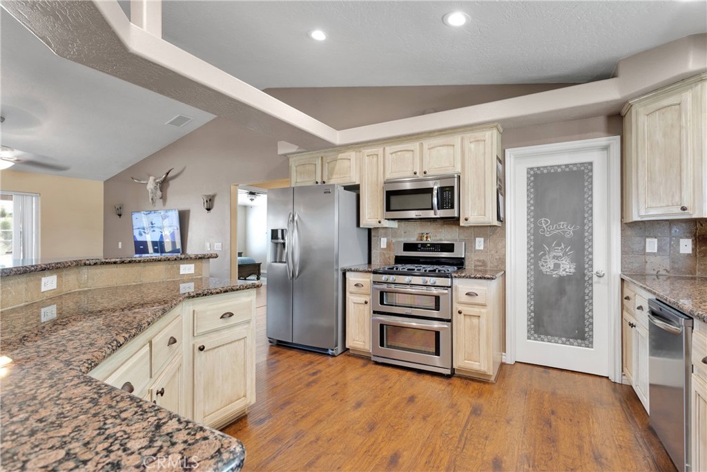 9525 Cambria Road Phelan, CA 92371 - Photo 12 of 59