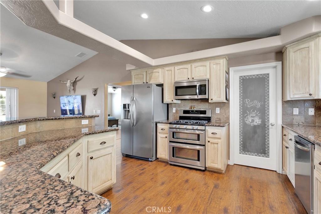 9525 Cambria Road Phelan, CA 92371 - Photo 5 of 59