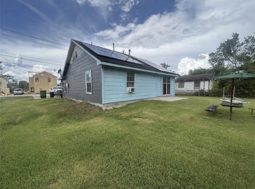 6114 Haight Street Houston, TX 77028 - Photo 3 of 11 a backyard of a house with table and chairs