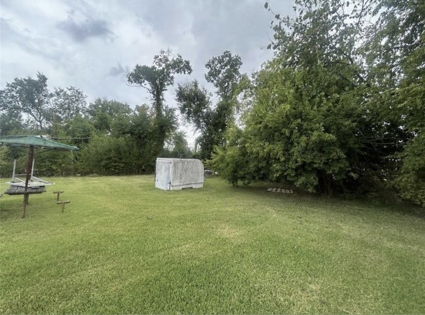 6114 Haight Street Houston, TX 77028 - Photo 4 of 11 a backyard of a house with lots of green space