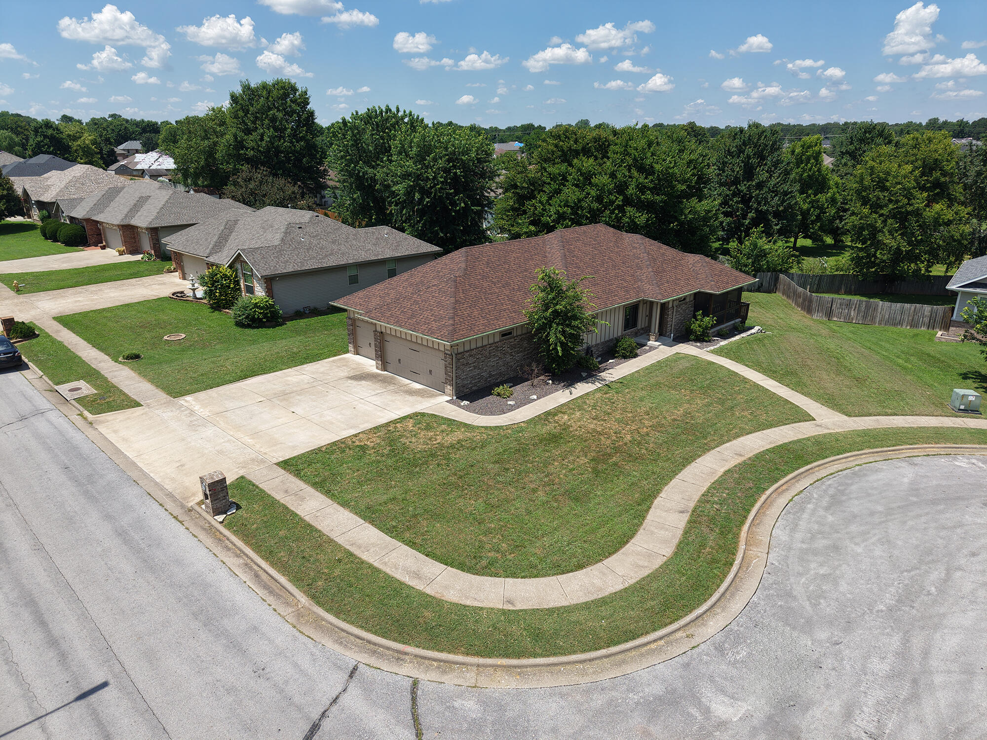 3193 West Grandview Street Springfield, MO 65803 - Photo 2 of 52 DJI_20260708135316_0973_D.jpgb