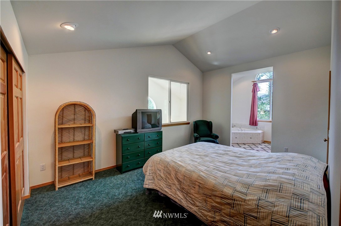 36 Beaver Pond Road Twisp, WA 98856 - Photo 33 of 40 a bedroom with a bed and a dresser