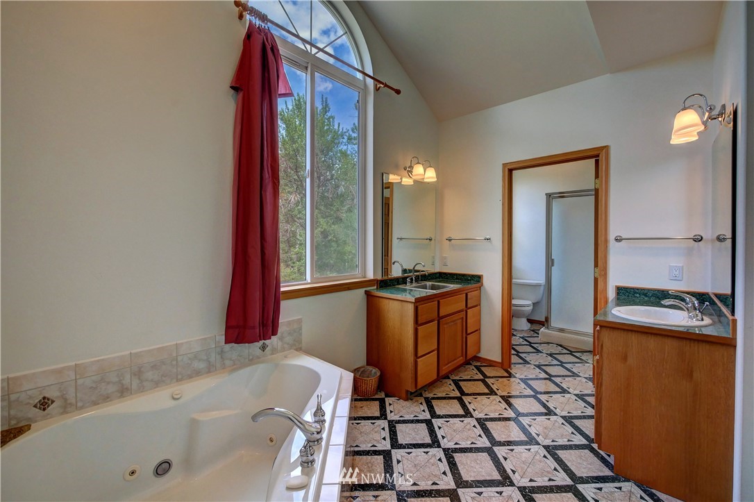 36 Beaver Pond Road Twisp, WA 98856 - Photo 35 of 40 a bathroom with a bathtub sink and mirror