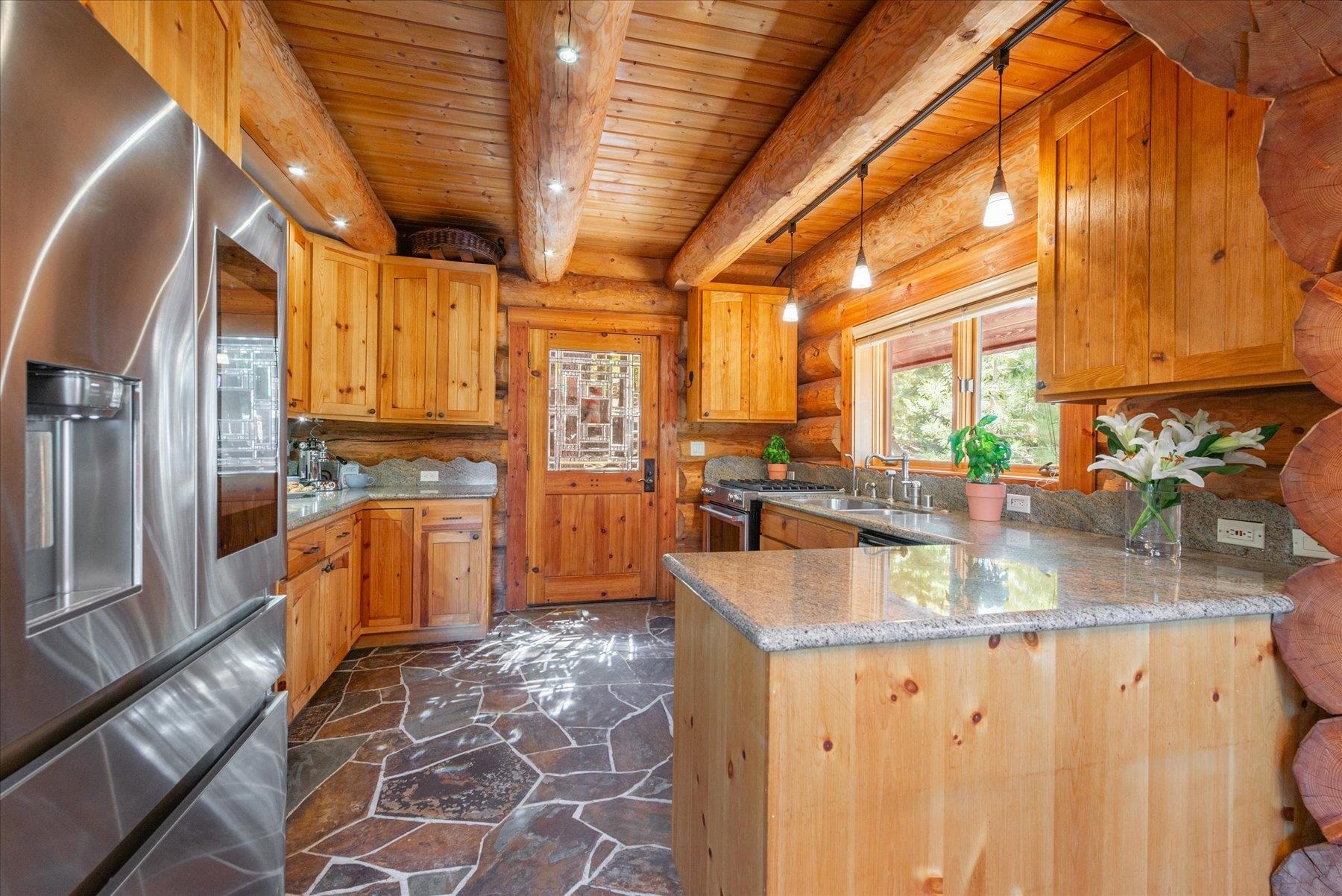 11485 Sitzmark Way Truckee, CA 96161 - Photo 7 of 28