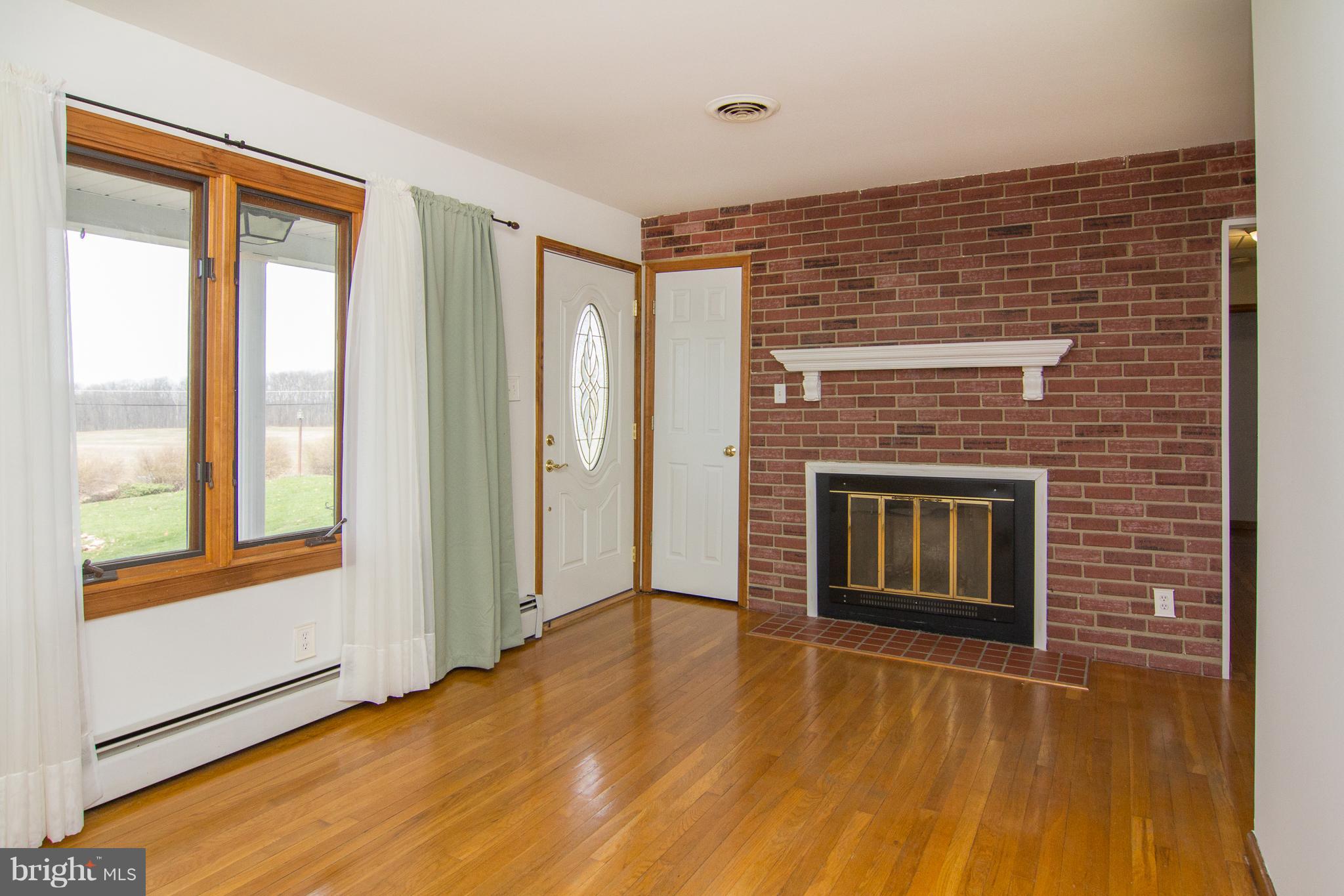 5121 Old Hanover Road Westminster, MD 21158 - Photo 4 of 30 Living Room