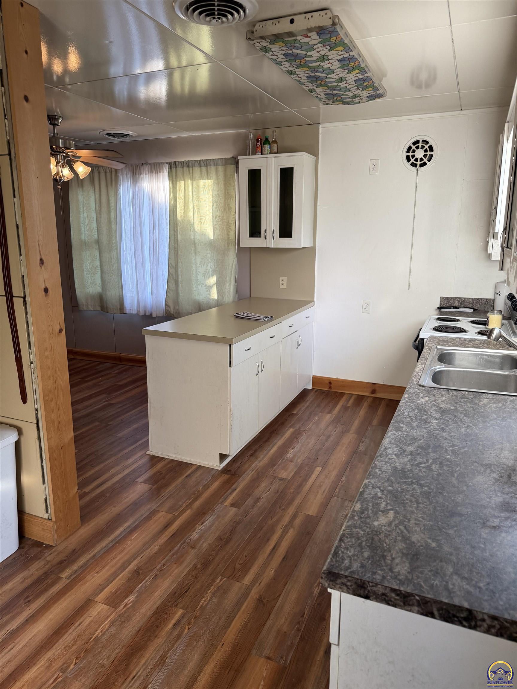 3505 Southwest 10th Avenue Topeka, KS 66604 - Photo 8 of 33