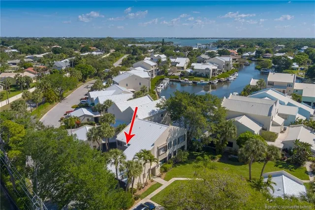 a sign that is sitting on a brick wall