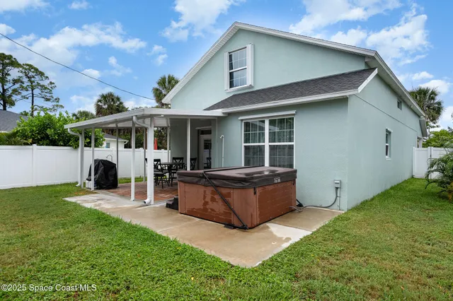 a view of outdoor space yard and balcony