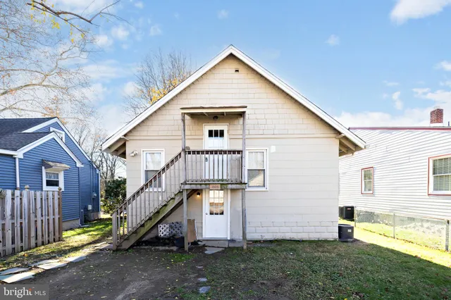a view of front of house with a yard