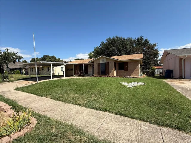 a view of a house with a yard
