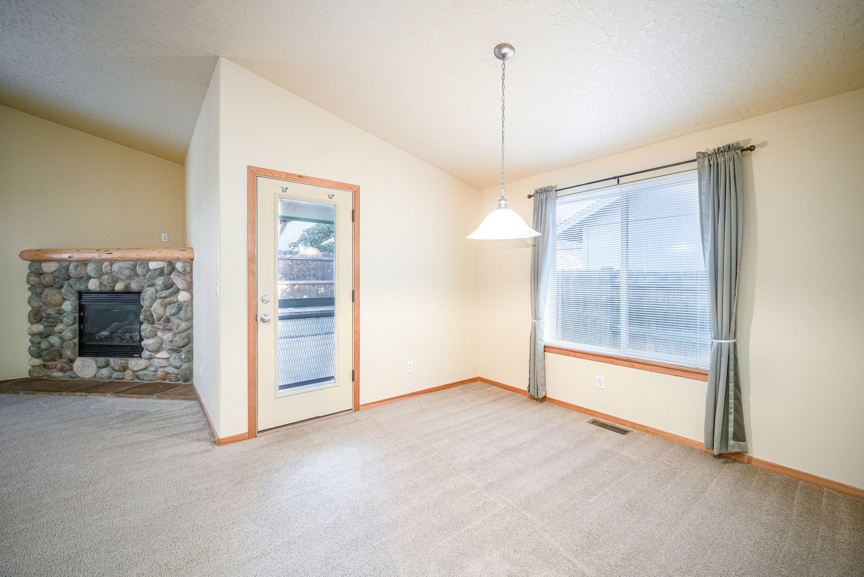 20585 Prospector Loop Bend, OR 97702 - Photo 7 of 21 Great Room
