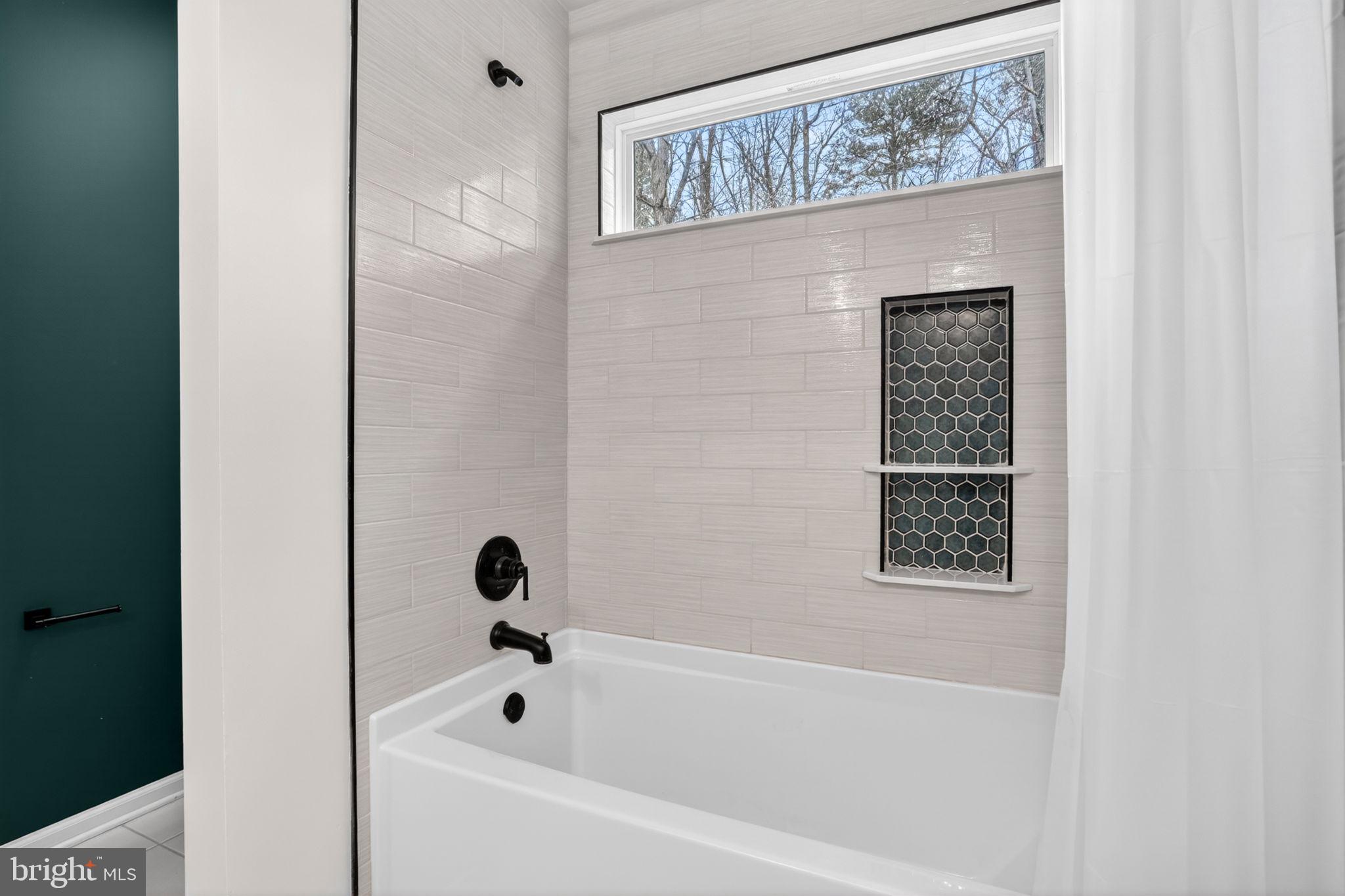 158 Intrepid Lane, Unit 92 Berlin, MD 21811 - Photo 24 of 37 a bathroom with a bathtub and shower